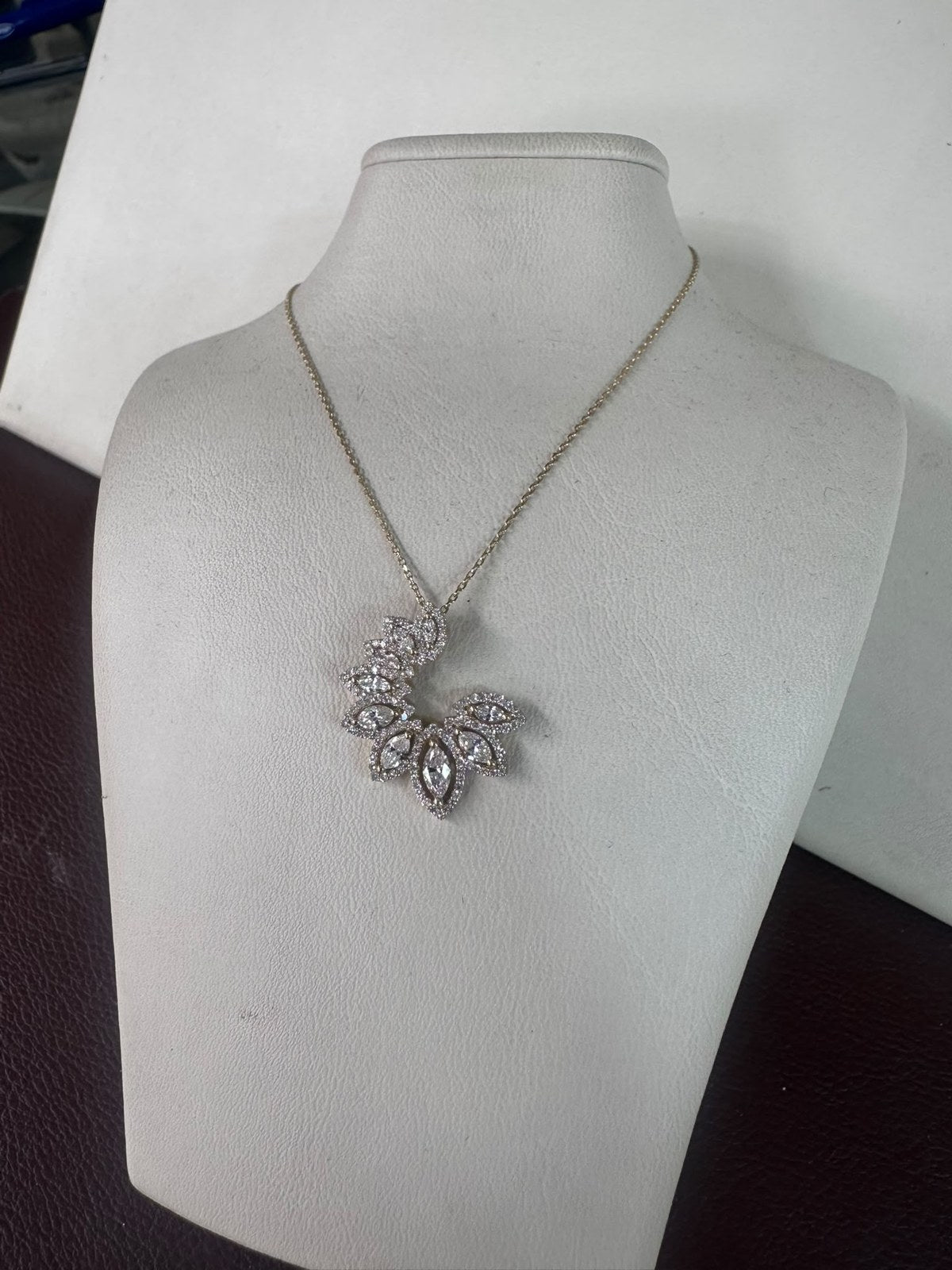 Pırlanta Çiçek Kolye